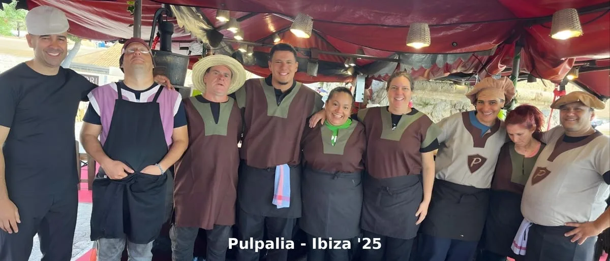 Equipo completo de Pulpalia en Ibiza 2025: Diana Ferreiro, Francisco Ferreiro y su equipo de pulpeiros con uniformes marrones